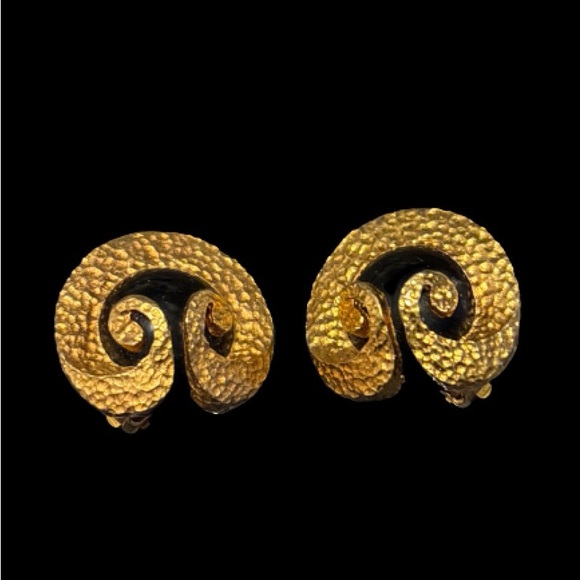 Vintage 80's swirl stud earrings gold tone textured with black cabochon - Picture 3 of 6